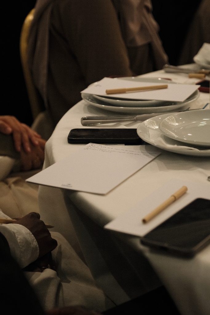 Une table dressée avec carnets et crayons pour les participantes