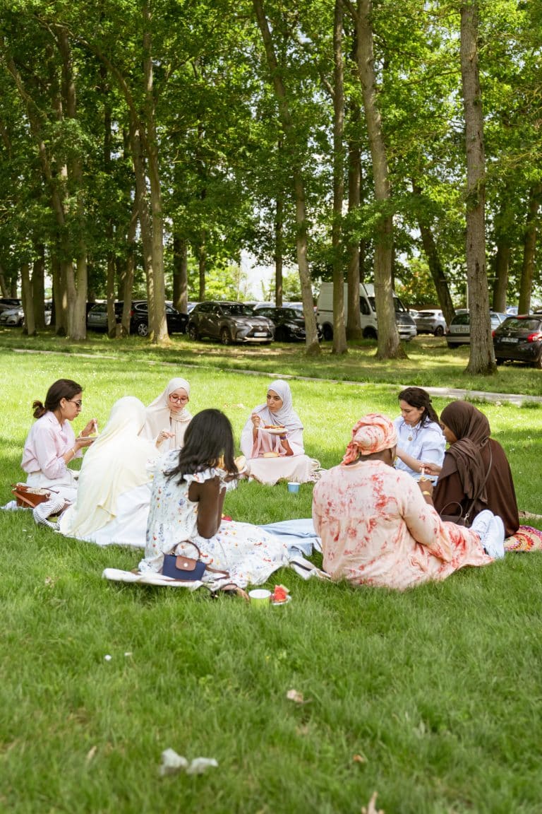 Des sœurs réunies en cercle dans l'herbe