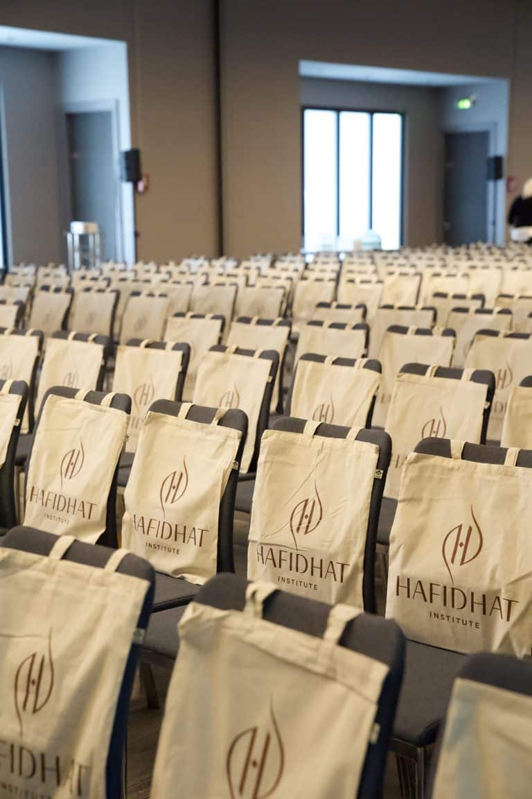 Une salle de conférence, un sac Hafidhat sur chaque chaise