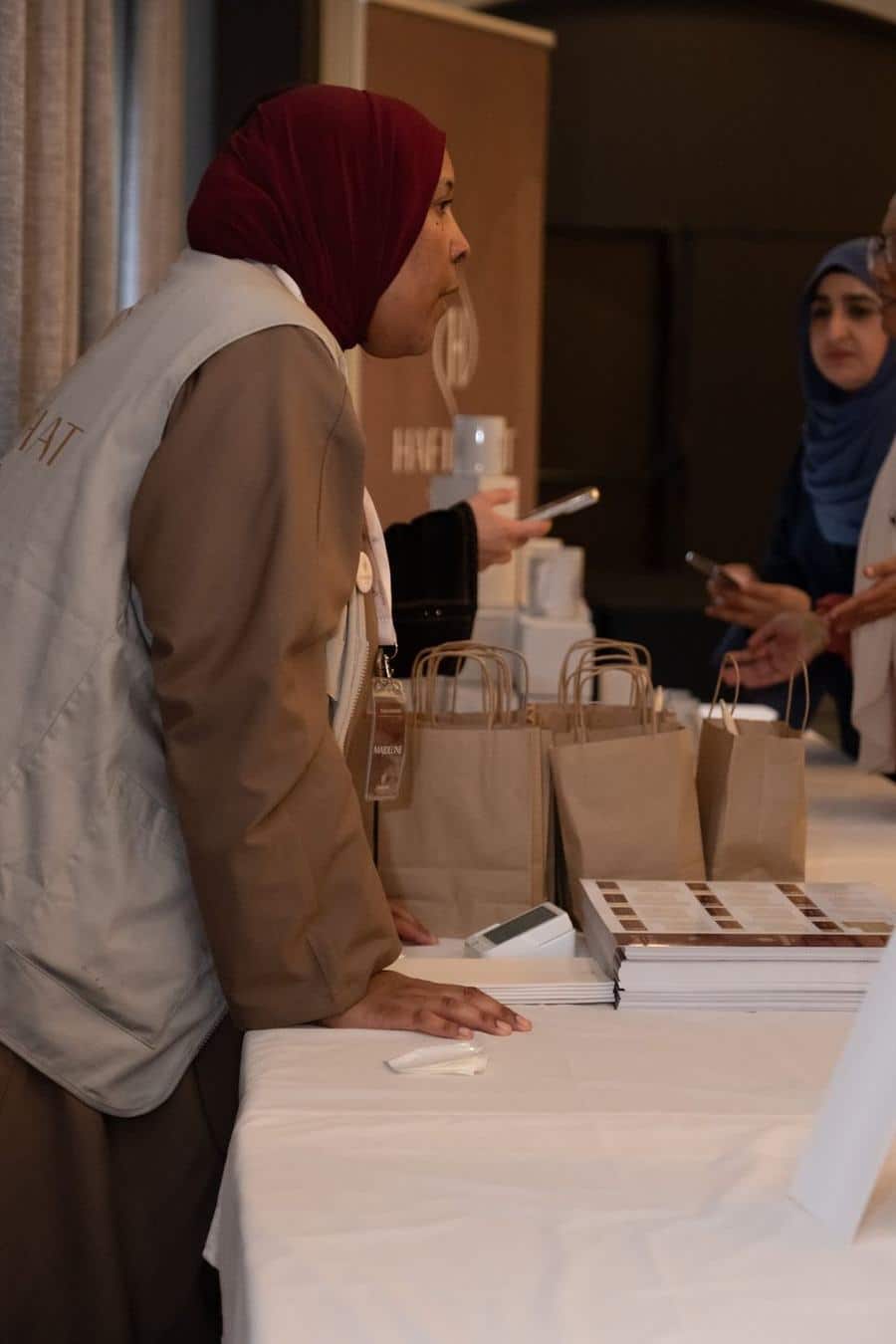 L'équipe Hafidhat accueille les participantes au comptoir d'accueil